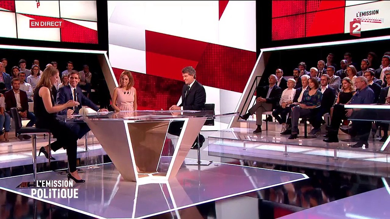 "L'Emission politique" : Charline Vanhoenacker offre un melon à Arnaud Montebourg