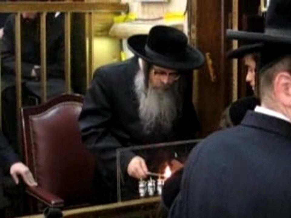 Satmar grand rabbi, lighting the Menorah,hanouka,chanouka