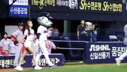 AMAZING pretty girl playing _ Muscle queen, Choi Seol Hwa Baseball Pitch