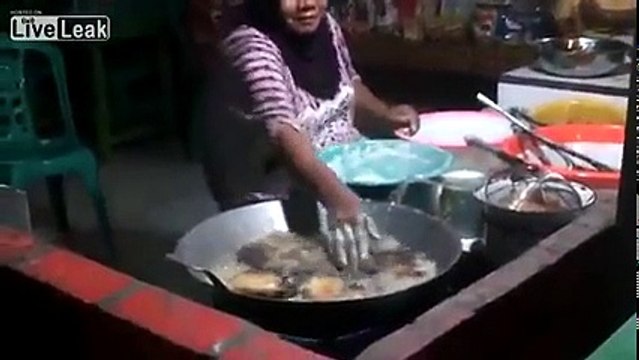 30/7 - Người phụ nữ tay không chiên bánh