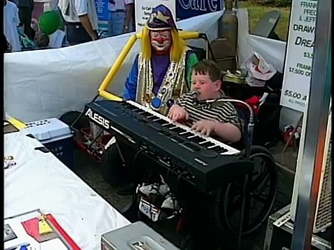 Thán phục trước tài năng âm nhạc của chàng trai khuyết tật