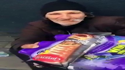 30/7 - Video giúp người vô gia cư gây cảm động