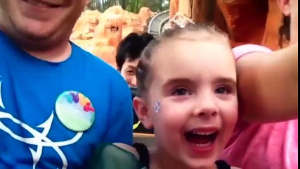 Cảm xúc khó tả của các bé lần đầu đi tàu lượn