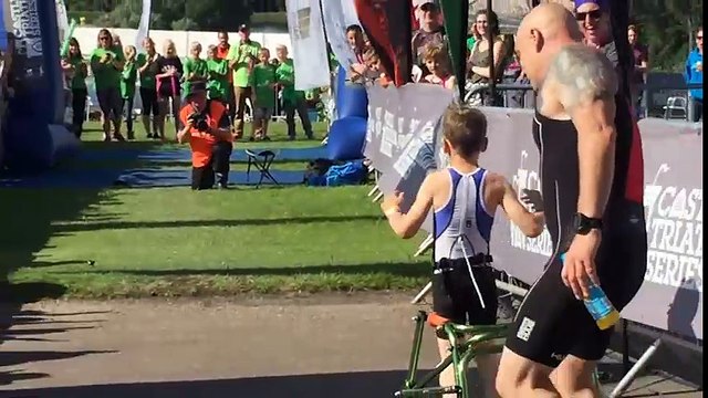 Cậu bé khuyết tật 8 tuổi cố gắng hoàn thành cuộc thi chạy việt dã