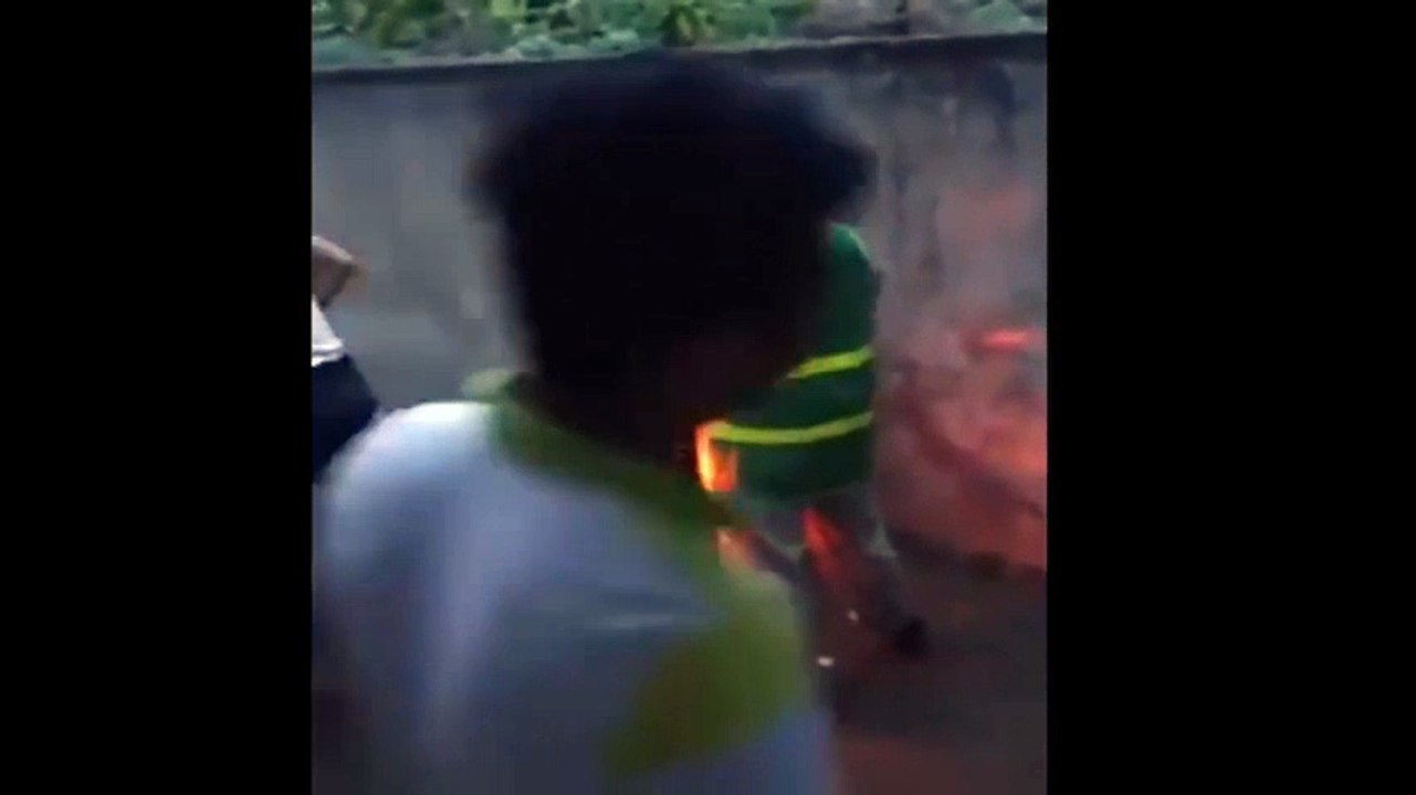 Bất ngờ với giọng hát cực hay của cô lao công