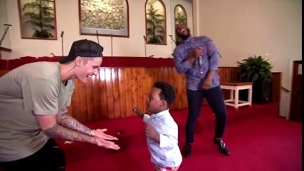 Justin đến nhà thờ thăm cậu bé down