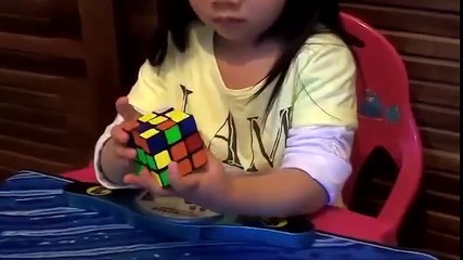 Rubic - Thán phục khả năng giải Rubik trong 70 giây của bé gái 2 tuổi