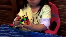 Rubic - Thán phục khả năng giải Rubik trong 70 giây của bé gái 2 tuổi