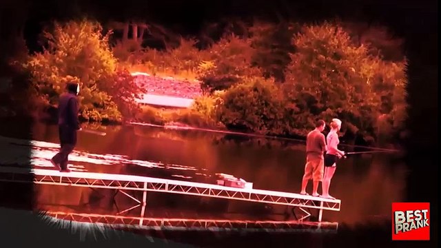 Màn ảo thuật cắt đầu ghê rợn giữa phố