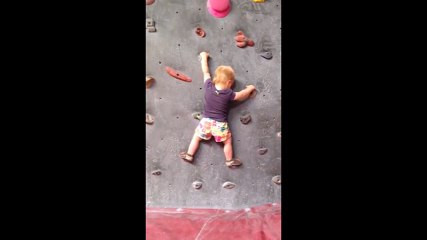 Cô bé 3 tuổi leo tường chuyên nghiệp