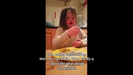 Động vật - Bé gái khóc nức nở thuyết phục bố ăn chay