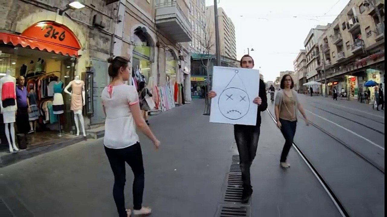 Clip "đi ngược" độc đáo gây xôn xao cư dân mạng