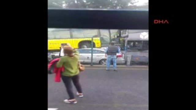 Acıbadem'de Yoldan Çıkan Metrobüs, D-100'e Girerek Kaza Yaptı. Yaralılar Olduğu Belirtiliyor