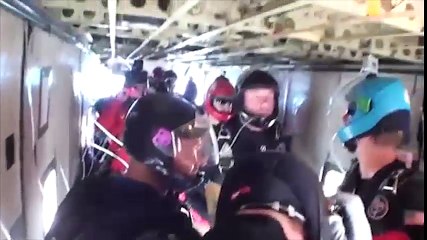 Chuyện lạ - Võ sư đai đen karate công phá 12 tấm gỗ trong lúc nhảy dù