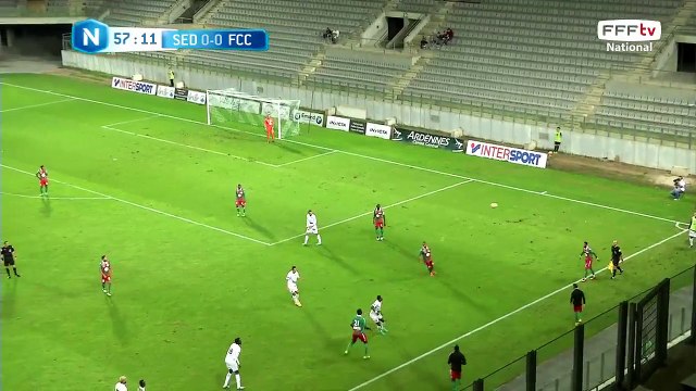 Tentative de frappe lointaine, qui finit en touche