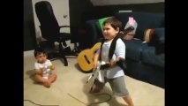 Trẻ em - Cậu bé 2 tuổi chơi guitar như ca sĩ thực thụ gây sốt