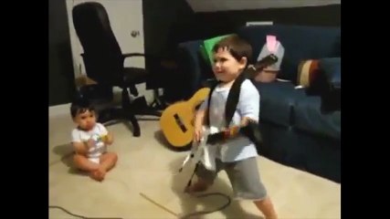 Trẻ em - Cậu bé 2 tuổi chơi guitar như ca sĩ thực thụ gây sốt