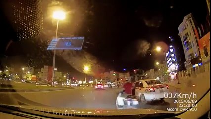 Thanh niên hùng hổ đánh tài xế taxi