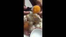 Cận cảnh bóc trứng giả làm bằng cao su gây xôn xao