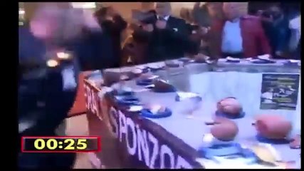 Guinness - Chàng trai đập vỡ 40 trái dừa trong 1 phút bằng khuỷu tay