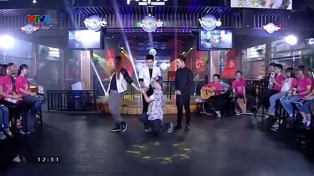 Tiến Đạt cầu hôn Hari Won