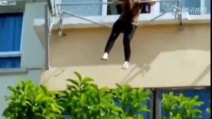 Nhảy lầu tự tử, thiếu nữ mắc vào dây phơi