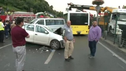 Acıbadem'de Metrobüs Yoldan Çıkıp Araçlara Çarptı