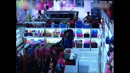 Bé 2 tuổi ngã từ tầng 2 xuống khi nghịch thang máy