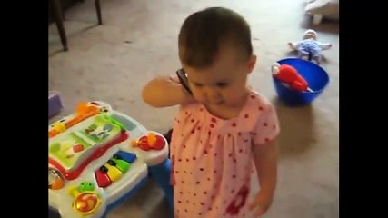 Em bé nói chuyện với bố qua điện thoại