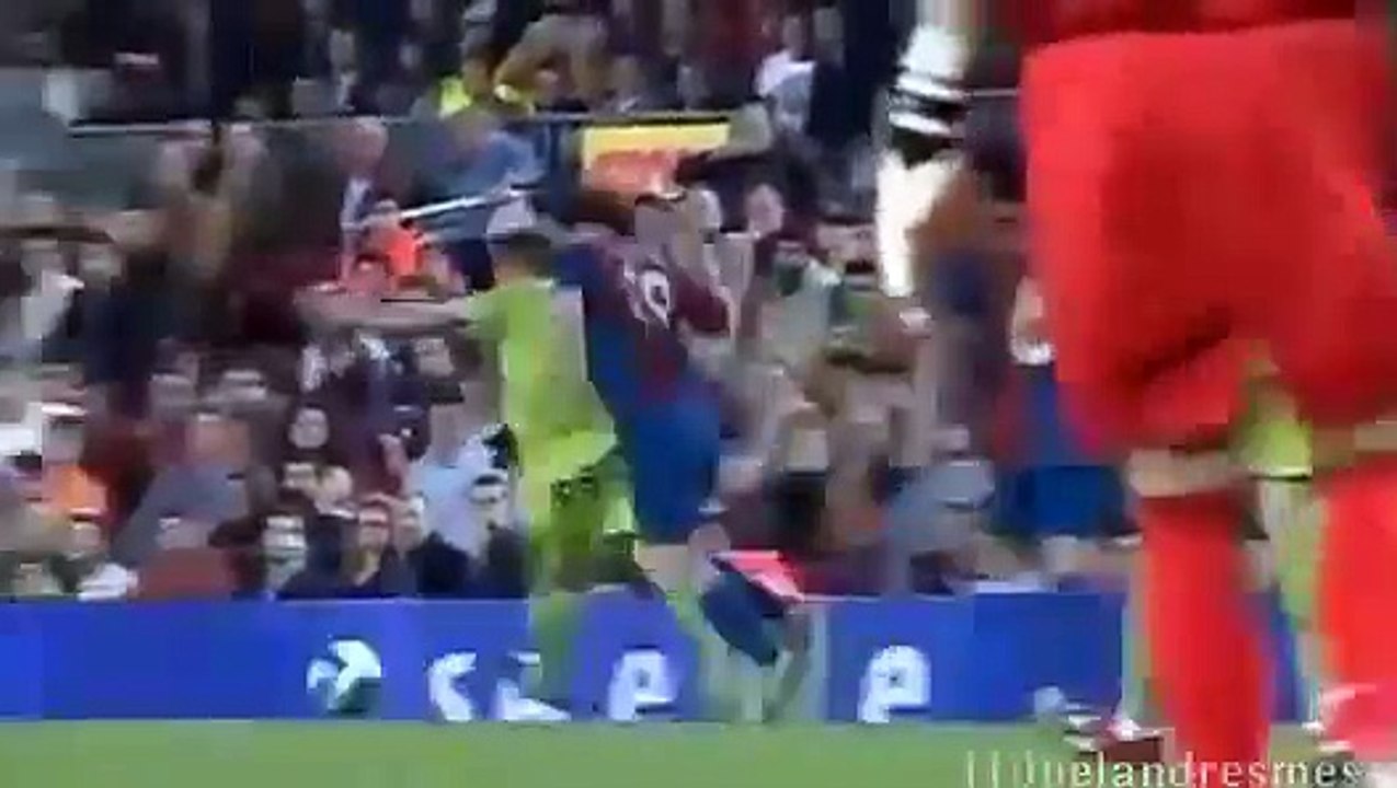 Công Phượng solo ghi bàn siêu hạng từ giữa sân