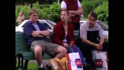 Hài hước anh chàng bị gái xinh quây trên phố