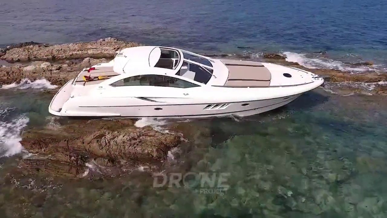Il découvre un yacht échoué sur des rochers à Saint-Topez