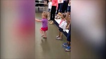 Cette fillette danse avec un mannequin de magasin.. Adorable