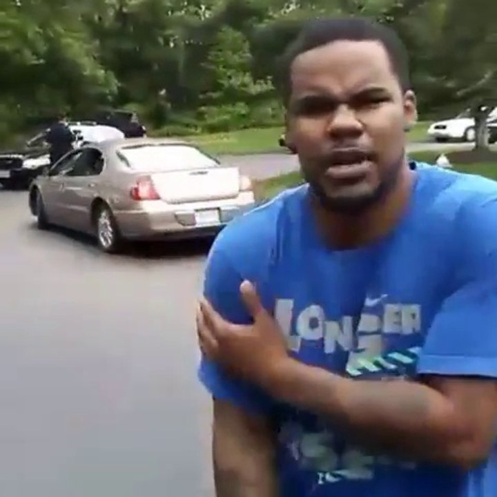 Quand la police fouille mal un suspect et ne trouve pas son flingue dans sa ceinture! FAIL