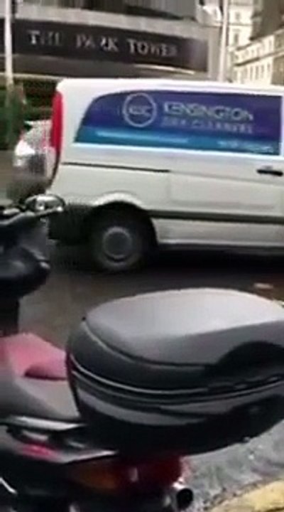 Ce débile conduit avec un sabot de fourrière sur une de ses roues de voiture