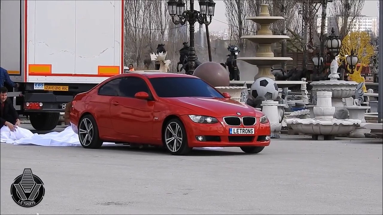 Une BMW se transforme en robot géant