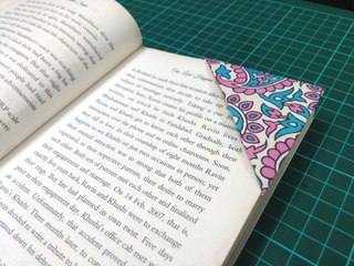 How to make an origami paper bookmark ( Signet / Marcador ).