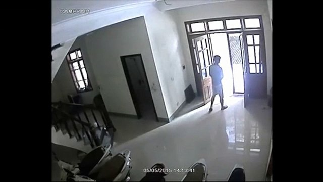 Ngang nhiên vào trộm xe tay ga như chốn không người