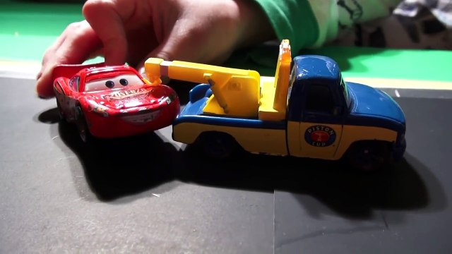 Disney Pixar Cars , 100 and 2 Ways to Crash Chapter 1 with Screaming Banshee and Lightning McQueen