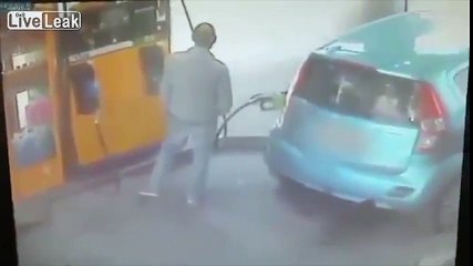 Cô gái đốt xe bạn trai vì không được hút thuốc