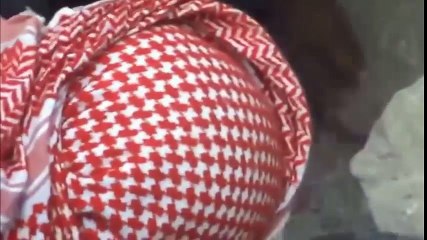 Giải cứu em bé bị động đất vùi lấp