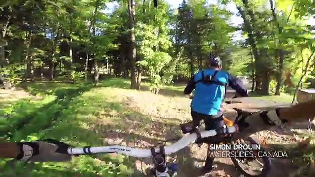 VTT dans un toboggan aquatique asséché