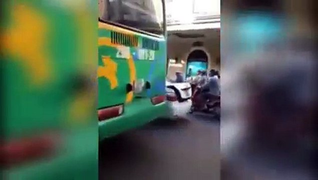 3 cô gái quây đánh tài xế taxi giữa trung tâm Hà Nội