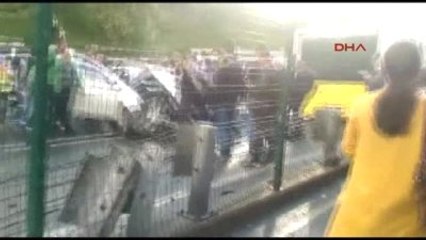 Metrobüs Şoförüne Şemşiye Vurduğu Öne Sürülen Kişinin Gözaltına Alınma Görüntüsü