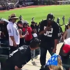 Un spectateur cherche la merde avec le mauvais gars pendant un match de football