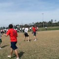 Il réussit une passe magique pendant un match de frisbee