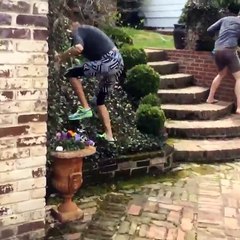 taylor chạy tán loạn tìm trứng