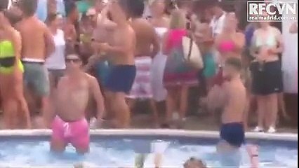 Ronaldo mặc quần hồng nhảy sexy tại bể bơi