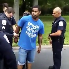 Un black se fait fouiller par la Police puis leur montre son arme cachée une fois relâché