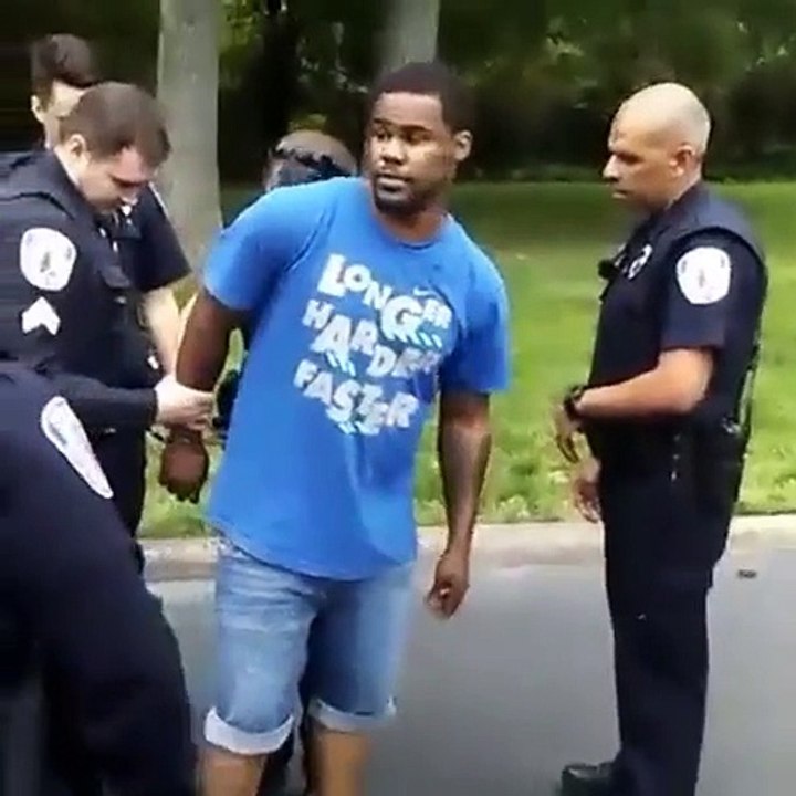 Un black se fait fouiller par la Police puis leur montre son arme cachée une fois relâché